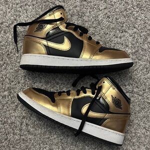 Big kids (6y)  Gold and Black Nike Air Jordan Sneakers